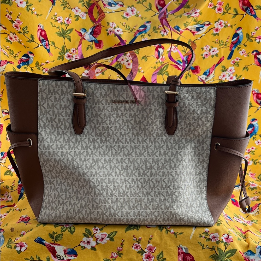 Michael Kors Gilly Large Signature Tote